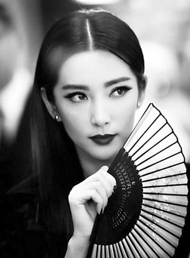 袁立暗指圈中某女星"养小鬼",根据最近的大事,发现是她?