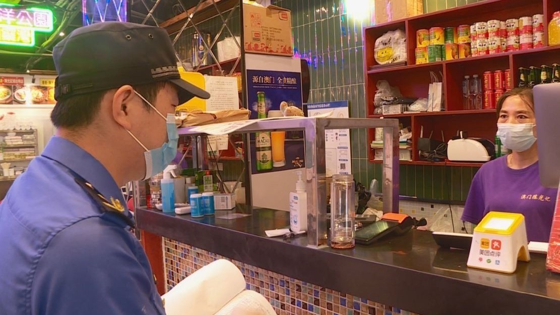 体温记录“现写”的!北京城管对“三类场所”进行疫情防控检查 体温记录“现写”的!北京城管对“三类场所”进行疫情防控检查