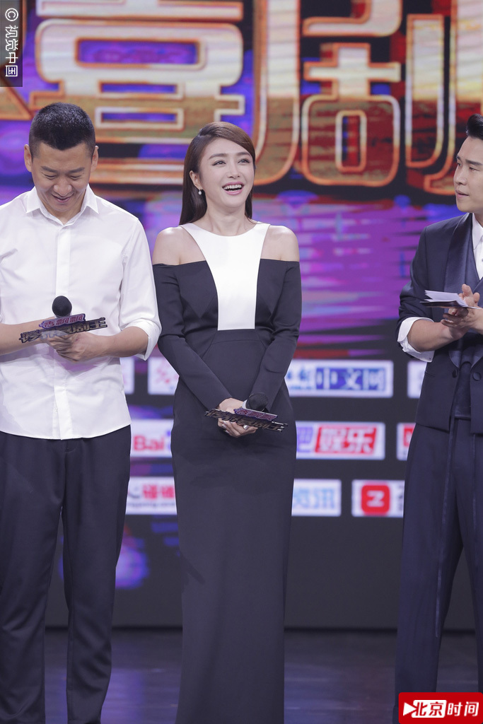 8月24日，综艺《跨界喜剧王》发布会，小沈阳、白凯南、黄小蕾、秦岚、周杰出席。秦岚秀香肩抿嘴甜笑、黄小蕾发型搞怪抢眼，小沈阳携白凯南组幽默cp搞笑担当，周杰台上腼腆玩话筒。