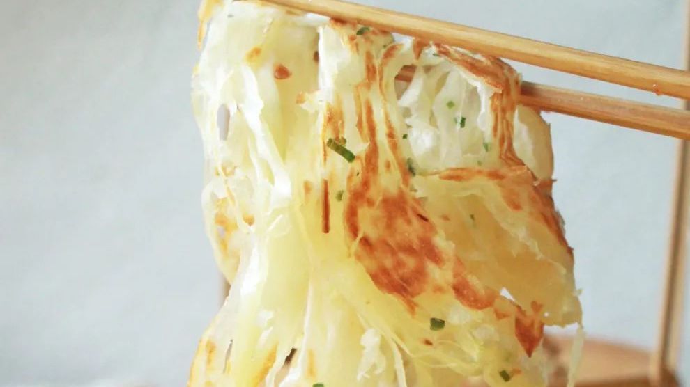 传统手工葱油饼酥得不像话，层数多到数不过来！