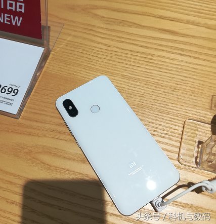 小米8SE和小米8一比,确实是比较难看的,方方的