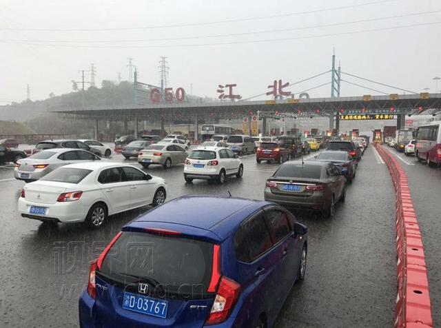 昨日,g50江北收费站进出城方向实行了交通管制.