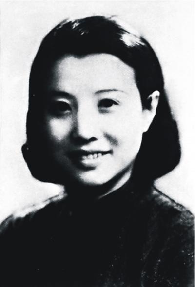 此女名叫沈月英,也是一位苏州姑娘,她容颜清丽,秀发如云,杜月笙被她迷