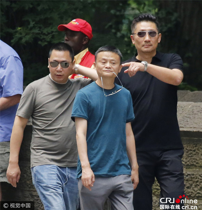 不愧是大佬!马云纽约街头现身自带气场 不愧是大佬!马云纽约街头现身自带气场