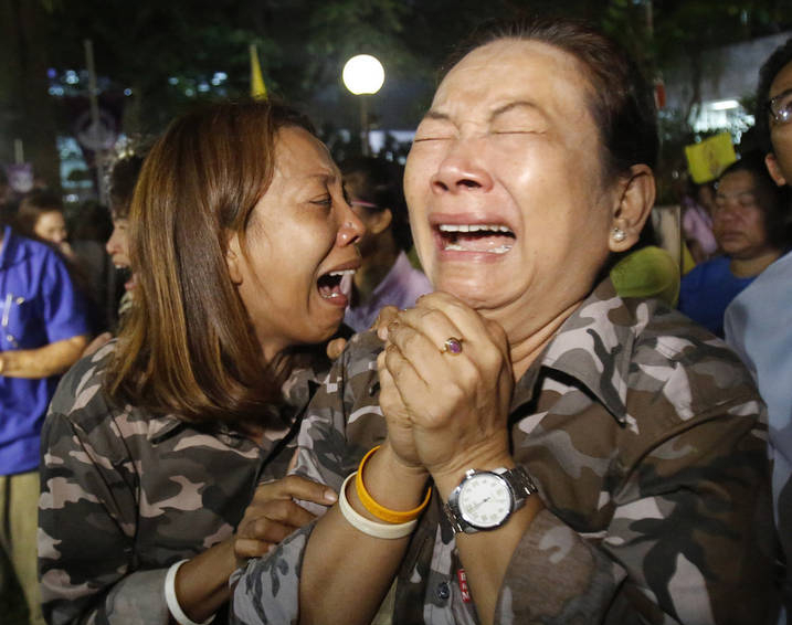 当地时间10月13日，泰国曼谷，泰国国王普密蓬·阿杜德去世，泰国民众听到消息后悲痛不已。