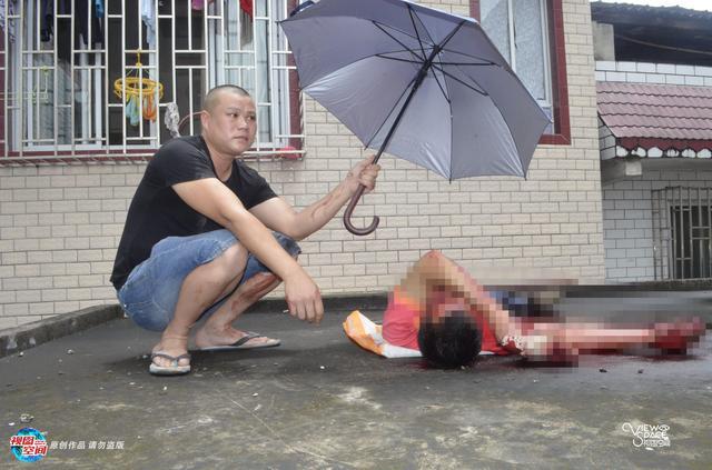 男子离奇坠楼 市民为其打伞遮阳 男子离奇坠楼 市民为其打伞遮阳