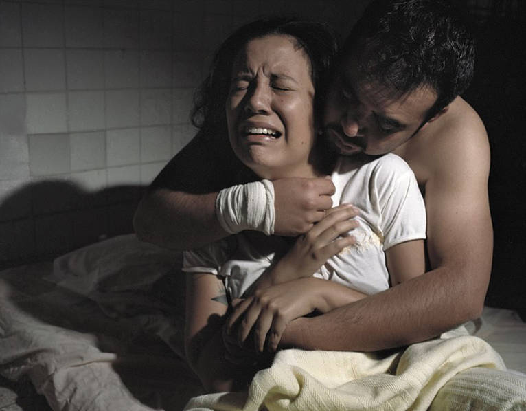 据《环球网》6月1日报道，厄瓜多尔31岁的女摄影师保拉（Paola Peredes）拍摄了一组同性恋治疗诊所工作人员“治疗”同性恋者的照片。她希望通过这组图片，呼吁人们对同性恋者给予更多的包容和关爱。