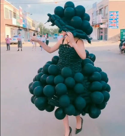 女子穿气球衣服逛街,途中遇到金毛,结果遭了殃,让大家捧腹大笑