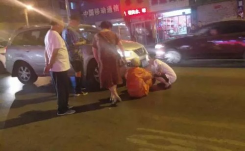 男子当众侮辱环卫工:垃圾!我撞死你