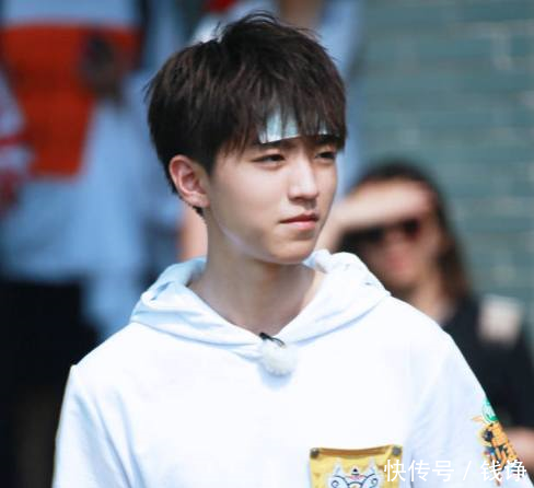 王俊凯胳膊被蚊子咬了之后,肿成一个大包,粉丝