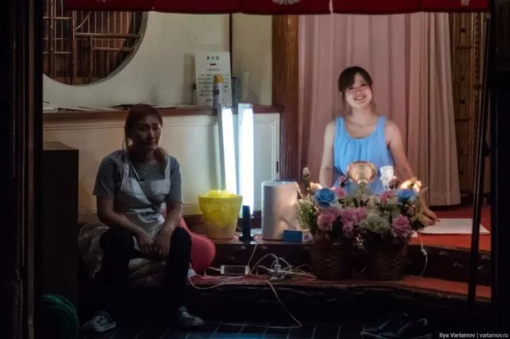 这里的女孩都很漂亮，说是时尚杂志的封面女孩，也不足为过。有些女孩的颜值甚至可以秒杀AV女优。