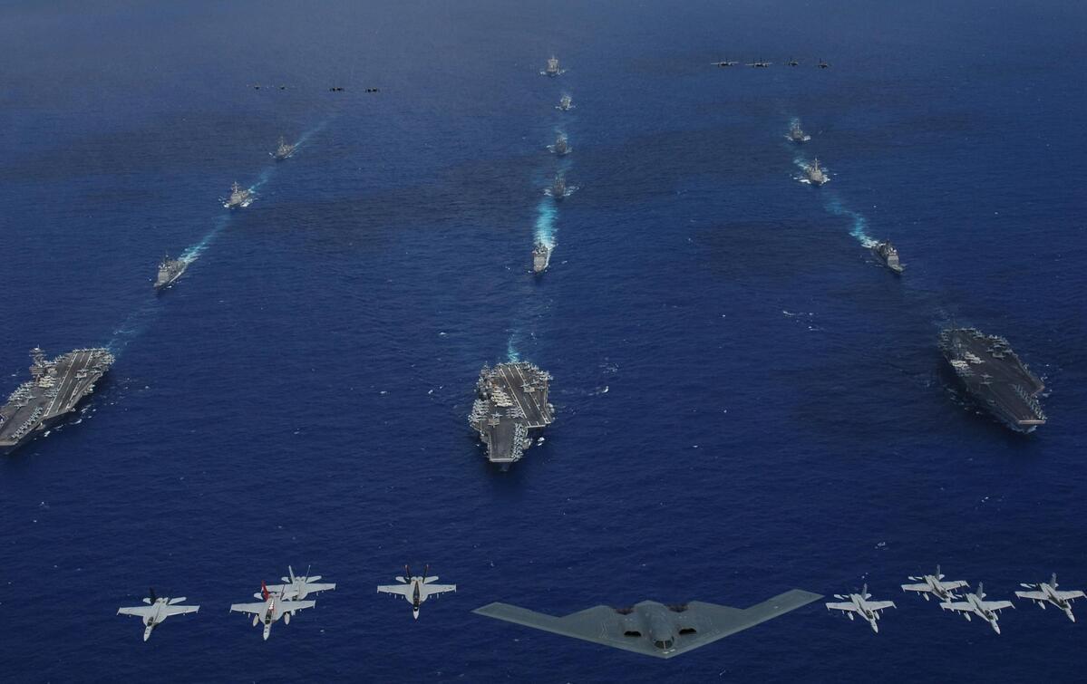 美国声称要把60%的海空力量调往西太平洋,那么,大致可以计算出我们未来要面对的美国海空军兵力兵器数量:6个以上航母集群(目前已经准备要来)、6个以上两栖戒备大队、12个以上飞行联队,2个左右海军陆战师和勤务志愿大队,总计战舰至少在70艘、攻击型潜艇36艘以上,战机约1000架左右。就质量和合成作战经验来说,要强于中国海空军,数量也不少,且未含日本海空军。