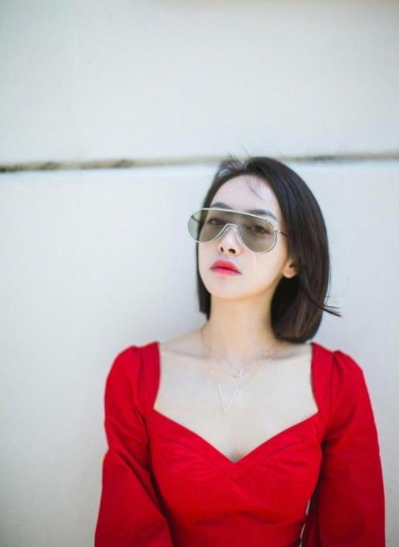 当宋茜穿深V遇见俞飞鸿,网友直呼:真的是冻龄