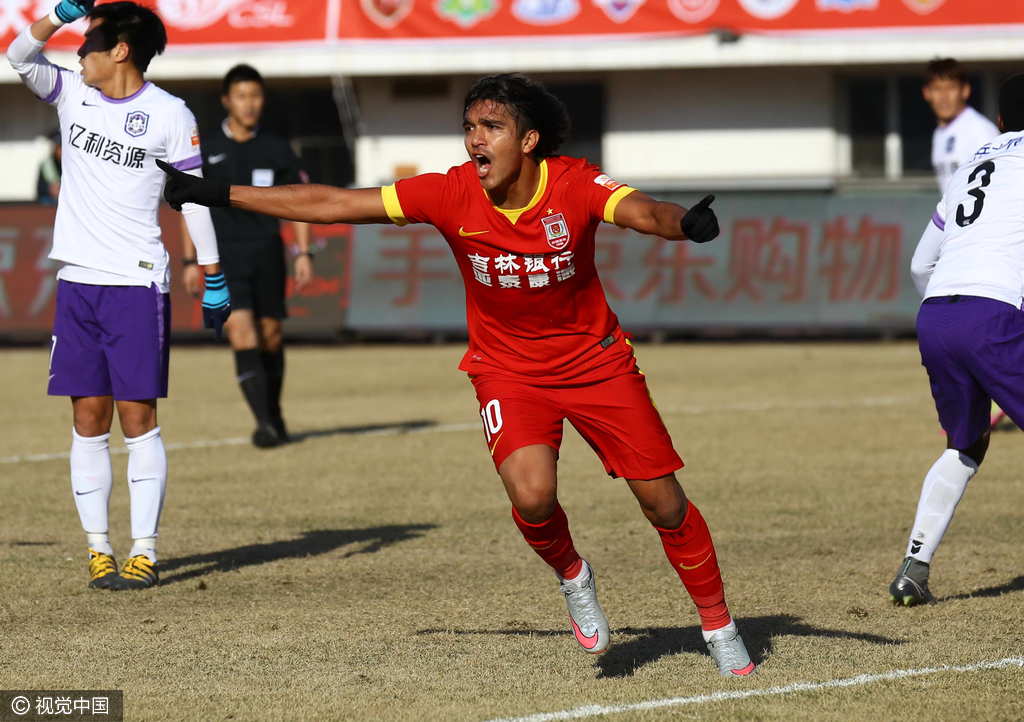 组图-莫雷罗帽子戏法 亚泰主场4-4战平泰达