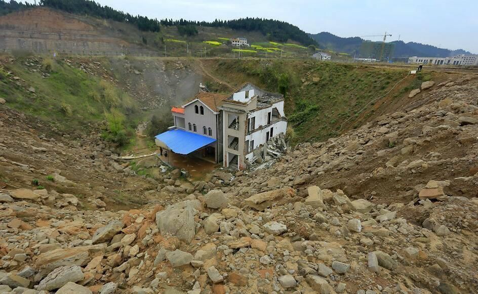 收集的各地钉子户图片就像一道道靓丽的风景