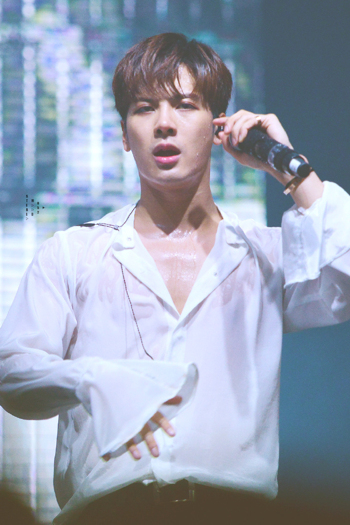 [got7][分享]170422 王嘉尔禁欲系白衬衫演绎湿身play 撩人画面引人