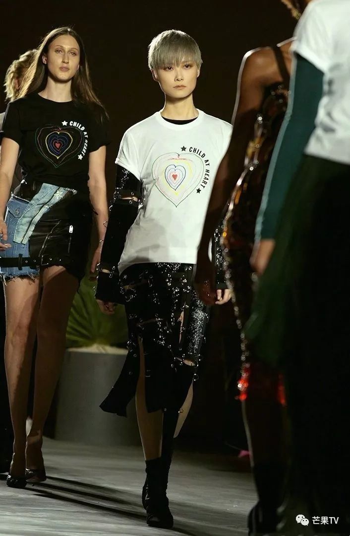 吴亦凡王俊凯迪丽热巴时装周走秀超能打!他们