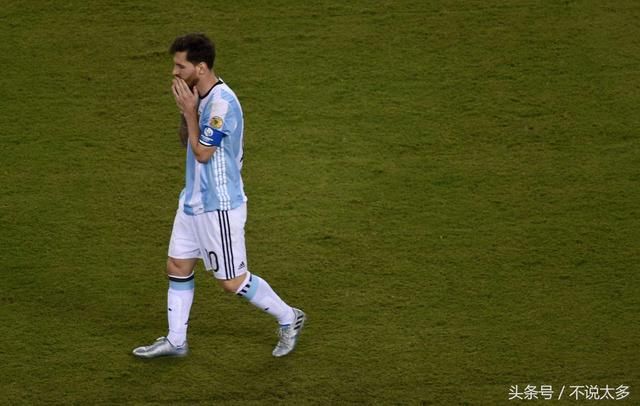 我觉得世界杯在踢黑球