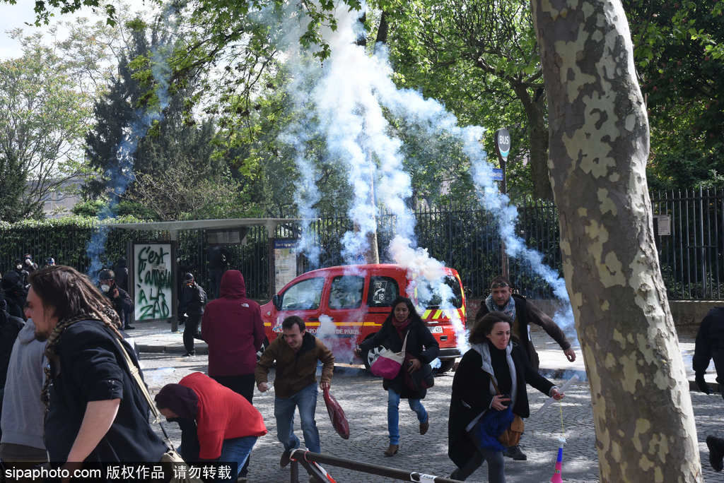 法国巴黎五一骚乱 黑衣蒙面人打砸烧场面混乱