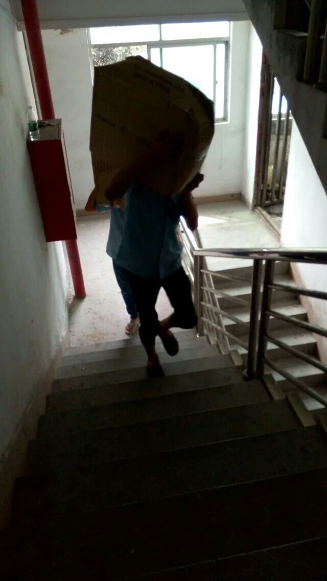 深圳一老板不愿请搬运工,叫员工来搬货,很辛苦