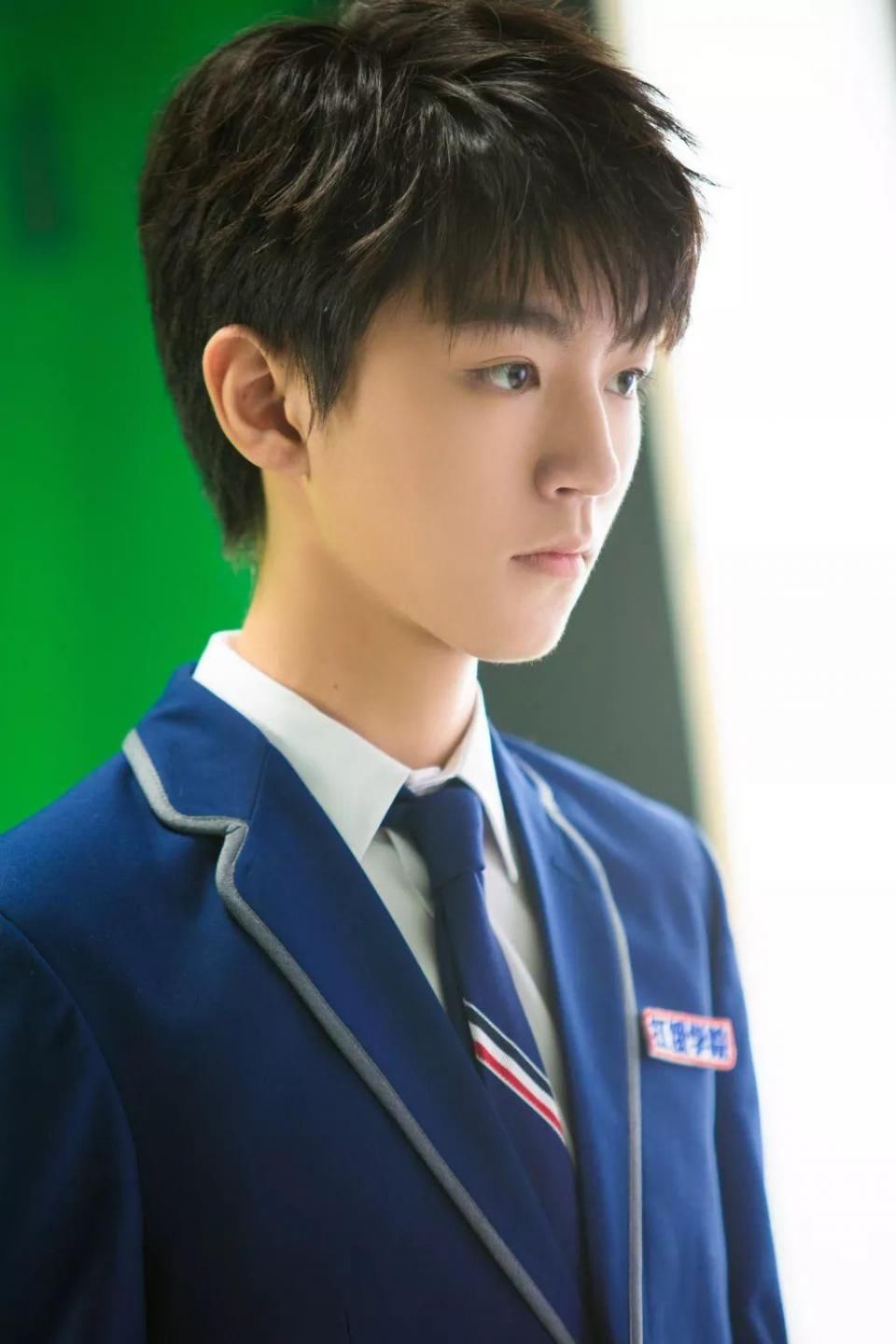 王俊凯穿着校服参加婚礼,胸前的小牌引起粉丝关注