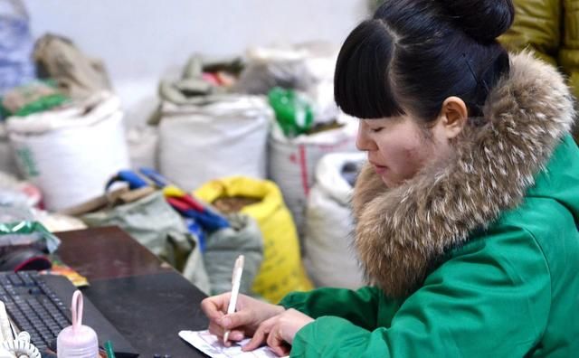 宝宝2岁了还不会走路,家长带孩子去医院检查,