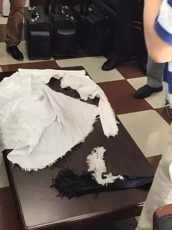 川航挡风玻璃破裂机长沉着应对安全备降,全球