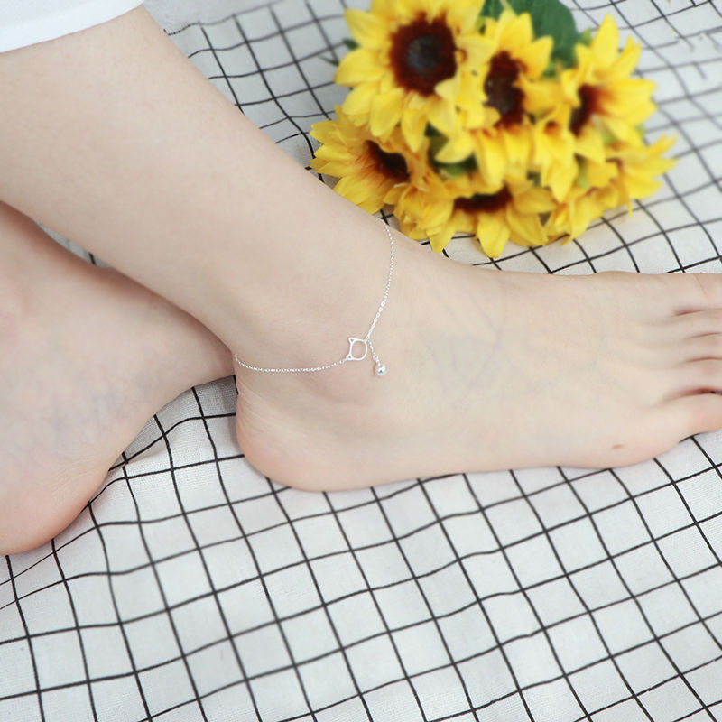 女人的玉足总令人心动,穿凉鞋时搭一条脚链,轻