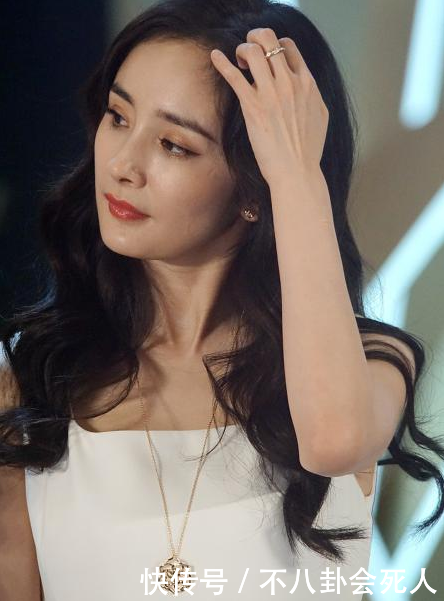 杨幂最新代言一身白裙红唇亮相,美出新高度,比