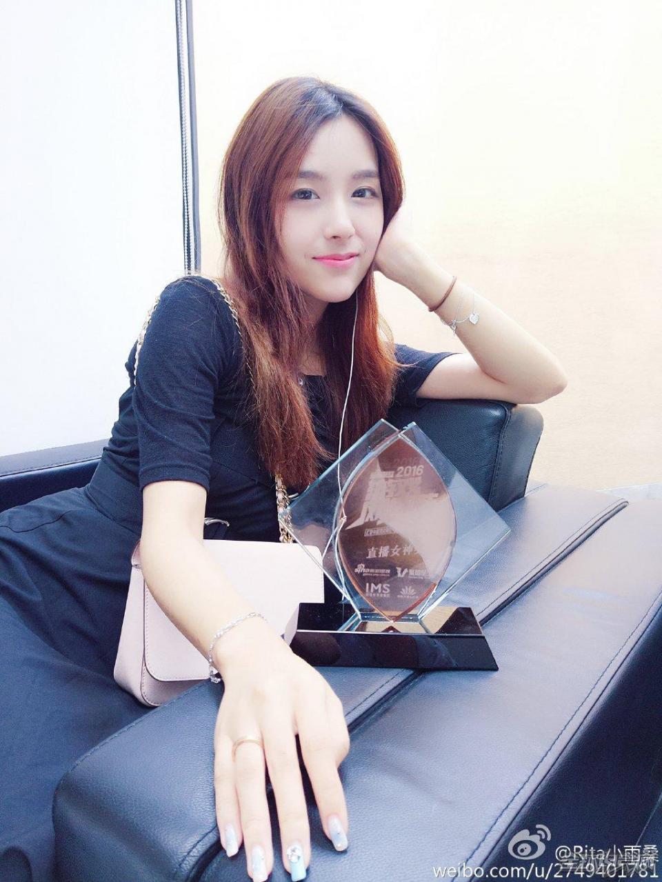 lol:美女解说rita登台亮相 稳步成长的中戏高材生