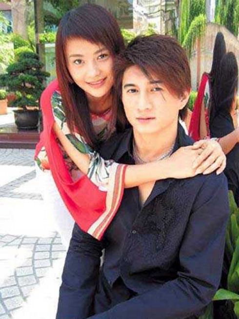 2003年,蔡少芬在拍摄电视剧《水月洞天》时跟内地武指兼该剧配角张晋