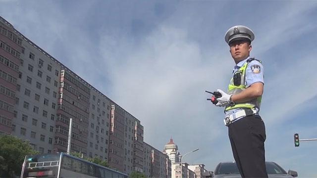 交警全员上岗保障早高峰出行 交警全员上岗保障早高峰出行