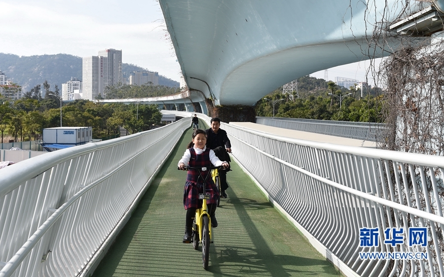 这条全程高架的空中自行车道全长7.