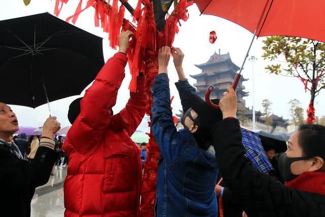 武汉一绝,正月初五数万人云集汉阳归元寺雨中接财神,场面火爆!