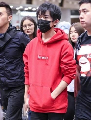 易烊千玺身穿最爱的红色连帽卫衣搭配小红鞋,