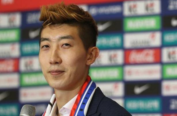 球迷要求韩国足协解散;孙兴憨险被鸡蛋砸中,始