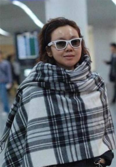 看明星机场素颜照片,原来街拍都是骗人的,太丑