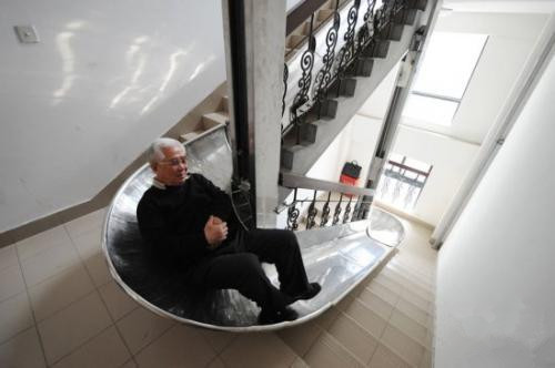 七旬老人周妙荣用了近两年时间自主研发了一个火灾逃生滑梯，可以用“滑”下来的方式迅速逃离火灾现场，滑下每个楼层的时间仅为3秒。周妙荣说，遇到火灾时，从任何一层楼触动开关，该楼层以下的所有装置都将联动展开落地，只需要坐进去，滑下来就能逃离火灾现场。