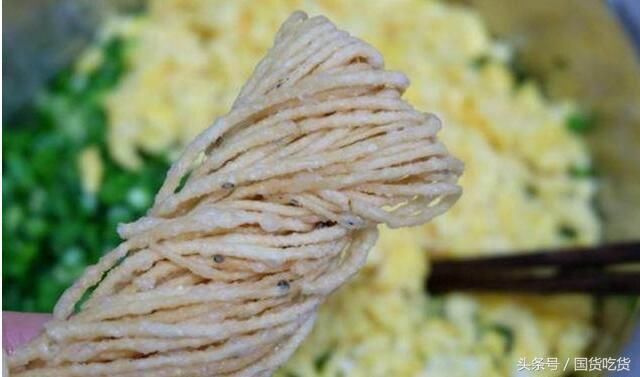 盐,馓子,虾粉,香油, 把面粉加入清水活成面团盖上盖放在一边醒面,鸡蛋