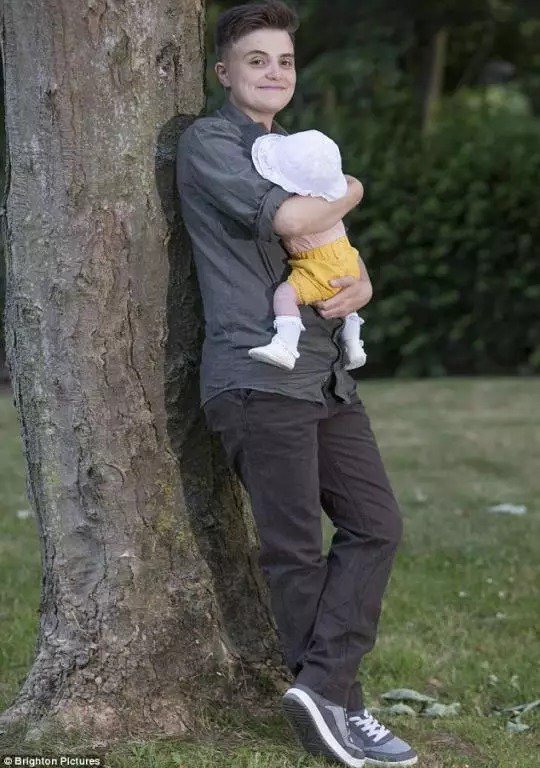 英国第一位生孩子的男人出现啦!意外怀孕却完