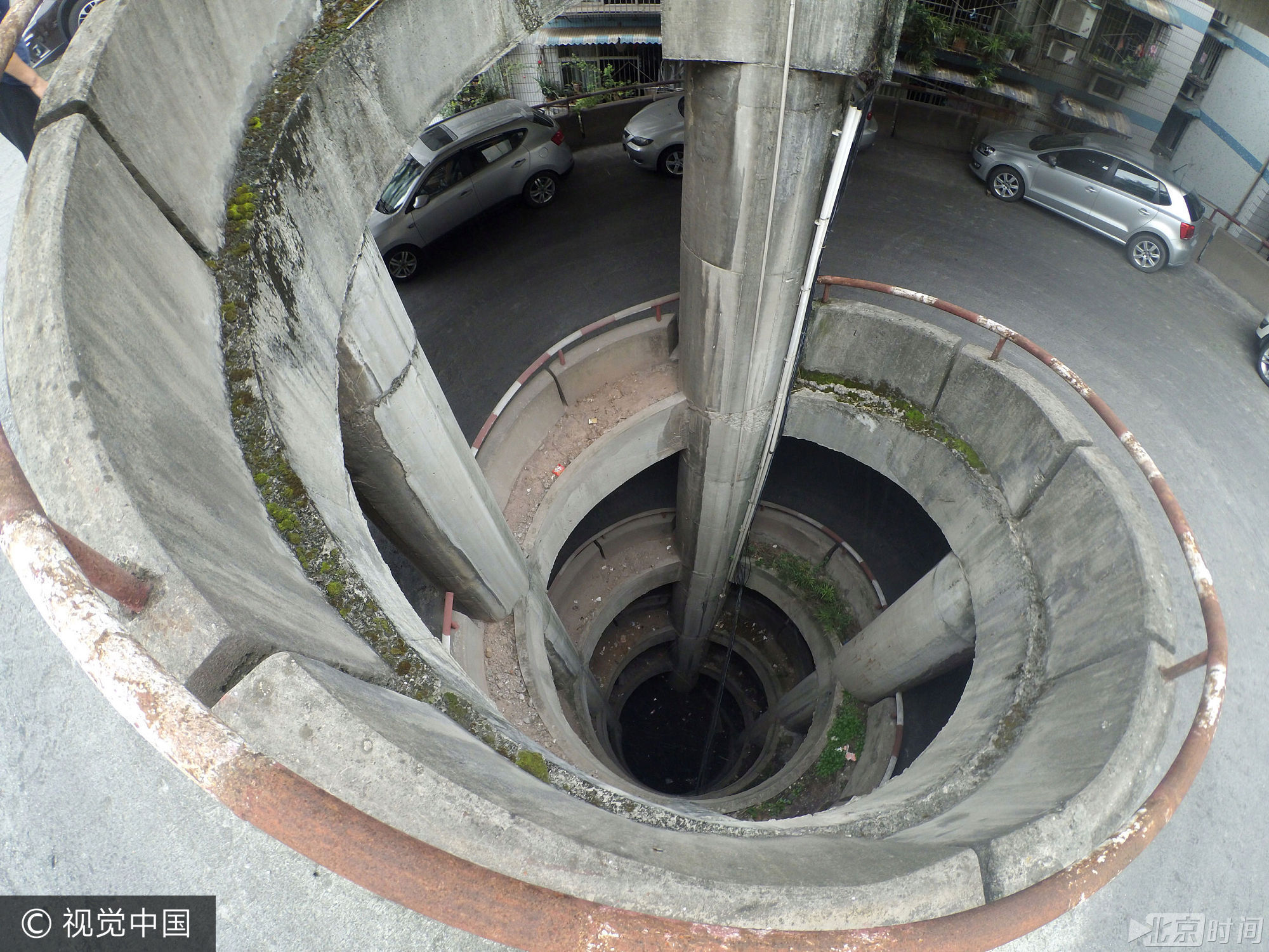 重庆现"螺旋"停车场 从公路到车库要下 5 层楼