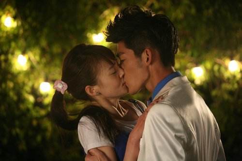 明星拍吻戏,杨幂吃大蒜他舌吻小自己14岁女星