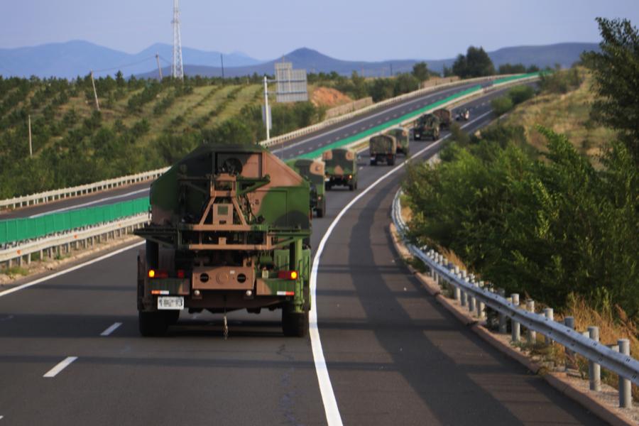 解放军红旗-9导弹机动训练 开上高速