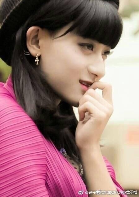 黄子韬微博晒女装照,撩人大腿抖包袱,点名完爆