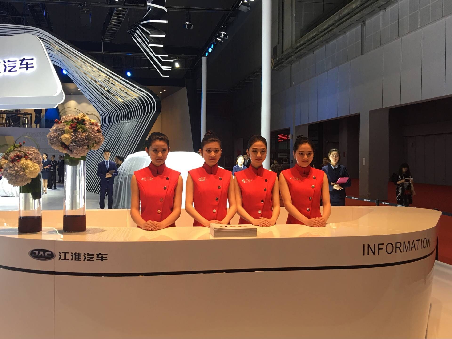 2017上海国际车展 车模不见变身礼仪小姐(组图)