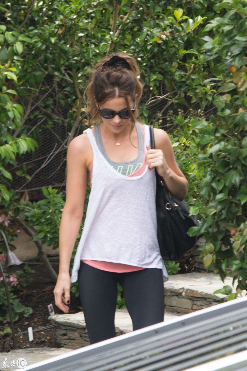 45岁英国女演员,坦克背心搭配绑腿裤,运动让她