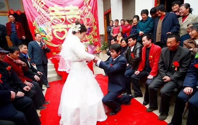婚礼上,岳母变卦女儿不嫁了,提出追加彩礼,新郎