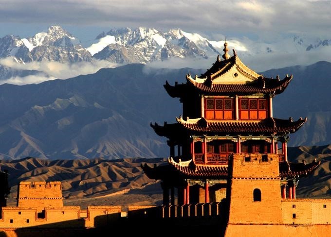 透过千年烽火 看中欧班列开进戈壁雄关 透过千年烽火 看中欧班列开进戈壁雄关