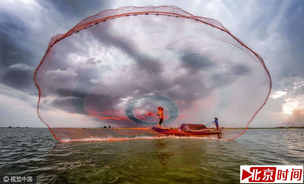 渔夫展惊人撒网技能 渔网完美展开似降落伞着陆