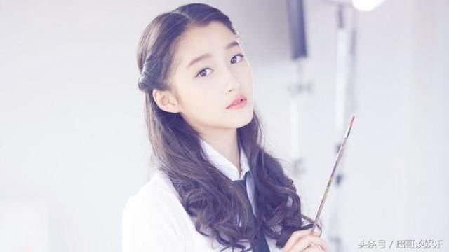 关晓彤京圈格格的背景和她相比,简直不值一提